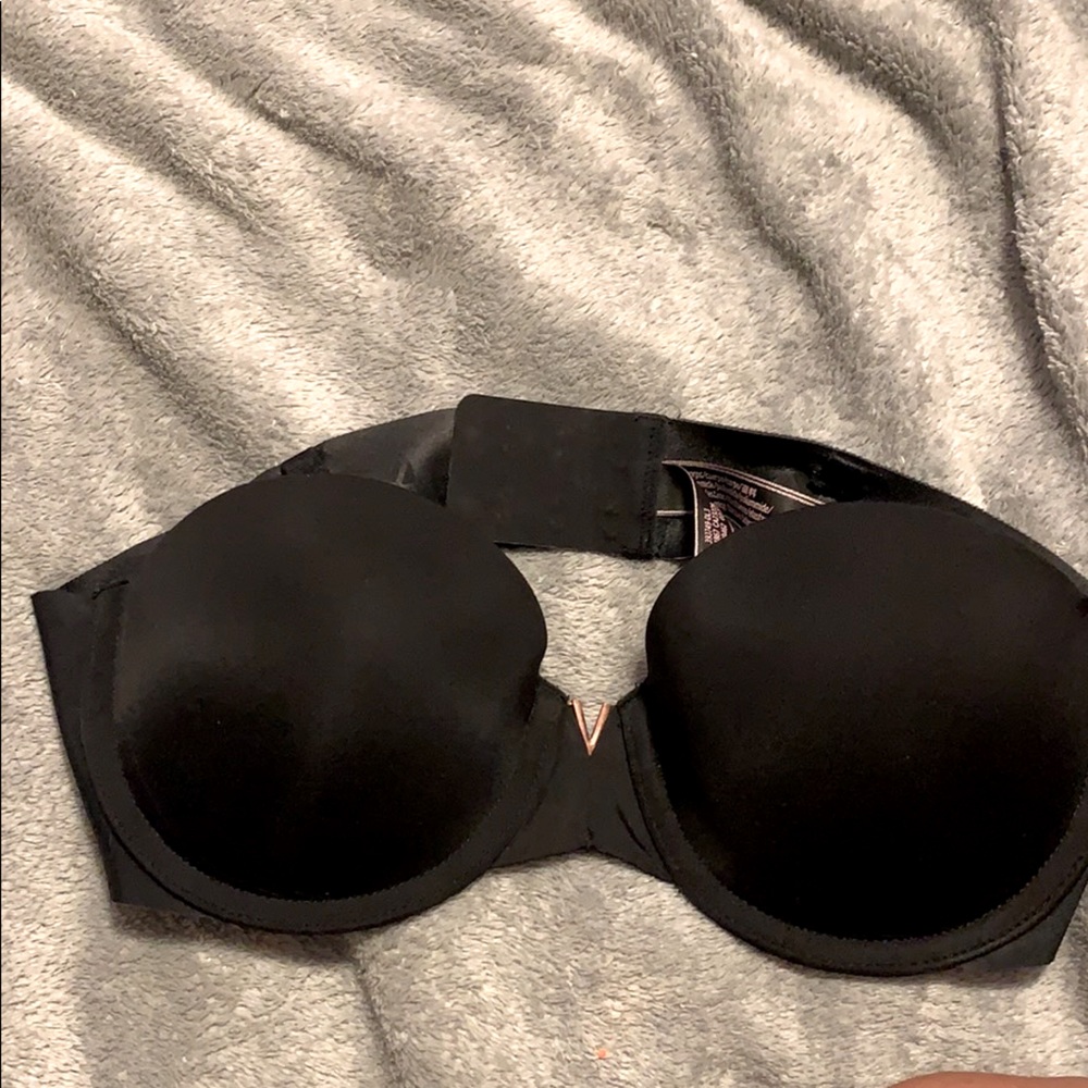 Black v in middle bra